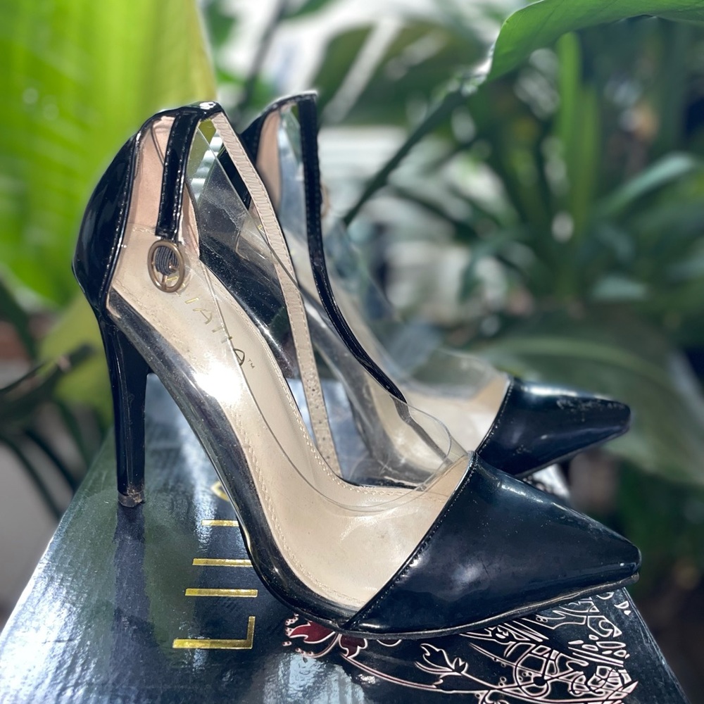 Remember this trend!!!!!! Clear and black heels.